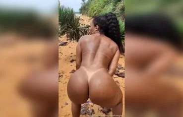 Vanessa Rodrigues pelada na praia - Clube das Famosas
