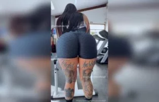 Anny Alves se exibindo na academia