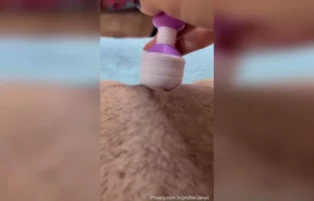 Jany Lavigne se masturbando com um vibrador na cama