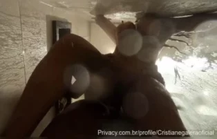 Cris Galera em cena de sexo quente com parceiro bem dotado