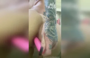 Polly Persch se masturbando com seu dildo