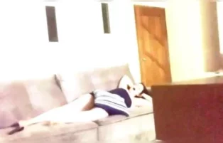 Fabricia Freitas em video em casa com roupa curta
