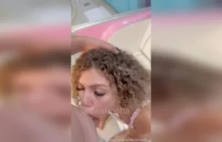 Mulatinha ajoelhada pagando boquetão