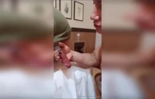 Mulher em video adulto fazendo sexo oral