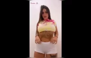 Anny Alves sensual sem roupa exibindo o corpo inteiro