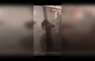 Safadinha tarada se exibindo pelada no banho