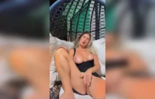 Debora Peixoto se masturbando sensualmente na cama