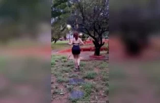 Cibelly Ferreira se exibe sem vergonha em parquinho