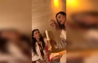 Andressa Urach se esfrega em Belinha e Pipokinha