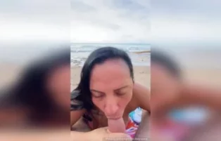 Josy Vania fazendo boquete na praia