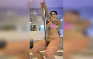 Camila Becker dançando no pole dance