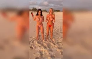 Debora Peixoto se exibe pelada
