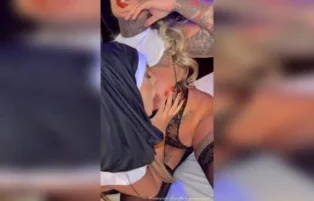 Andressa Urach ganhando chupadinha no peito da freira