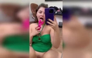 Kerolay Chaves se masturbando e gemendo de prazer na câmera