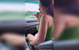 Cibelly Ferreira fazendo boquete dentro do carro