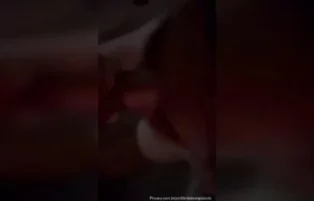 Debora Peixoto cai de boca no pau