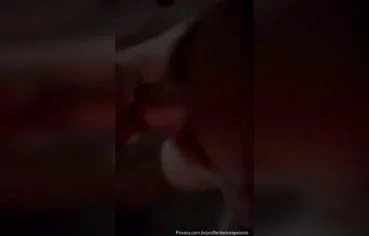 Pagando boquete guloso de joelhos a novinha - Clube das Famosas