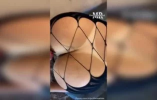 Mari Reis mostrando o bundão de quatro