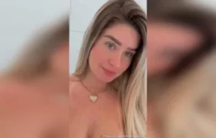 Debora Peixoto sensual no banheiro tocando siririca