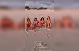 Debora Peixoto e Amigas mostrando os peitos