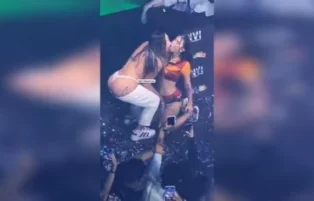 Andressa Urach e Mc Pipokinha sensualizando no palco