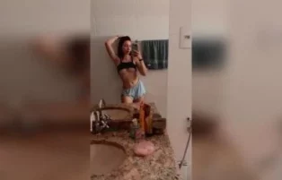 Cibelly Ferreira se exibindo nua
