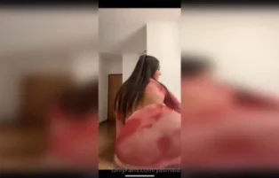 Yasmaia rebolando sensualmente