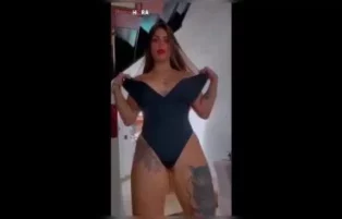 Anny Alves mostrando a buceta perfeita nua e pelada