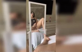 Kerolay Chaves se masturba em frente ao espelho