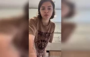 Kerolay Chaves se masturbando e gemendo de prazer no banheiro