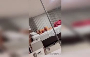 Lays Rezende pelada pagando boquete - Clube das Famosas