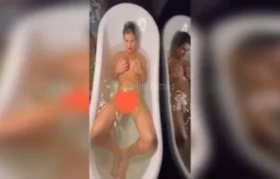 Aline Limas uma bela loira exibindo tudo na banheira