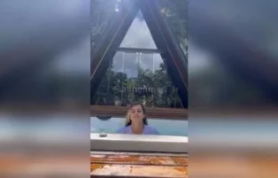 Aline Limas nua e sensual no banho