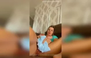 Vanessinha Vailatti dedando a buceta no sofá com tesão