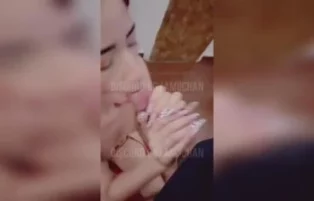 Amiichan do OnlyFans chupa um pau grande com boquete guloso