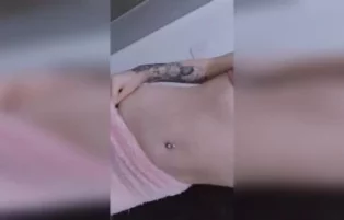 Brenditaseja pelada mostra a buceta rosada no banheiro