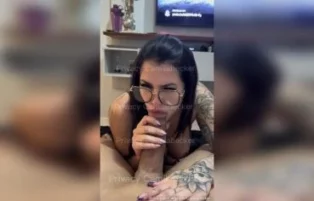 Camila Becker pelada dando um boquete gostoso em cara dotado