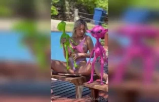 Safada pelada na piscina mostrando a buceta e se masturbando