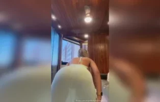 Gostosa rebolando de calça branca até o chão