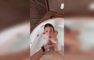 Japa nordestina pelada leva rola na buceta no colo