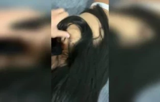 Novinha de fio dental chupa pau gostoso no microfone