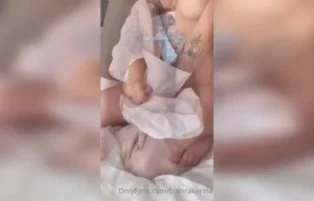 Bianca Karina arreganhada dando o cu gostoso na cama