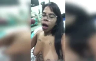 Lunna Geek pelada leva leitada na boca depois de meter gostoso