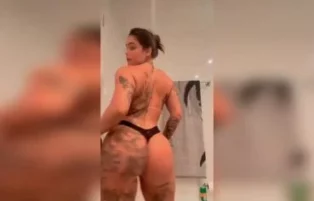 Anni Alvez pelada no banheiro exibindo a bunda gostosa