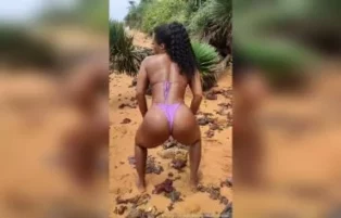 Vanessa Rodrigues pelada no mato mostrando a bunda