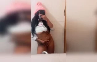 Pitbull gostosa pelada exibindo a buceta no quarto