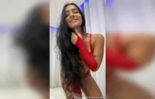 Morena gostosa do OnlyFans se exibindo em vídeo amador