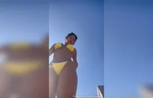 Malb pelada na praia depois de tirar o biquini amarelo