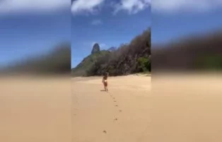 Aricia pelada na praia fazendo sexo ao ar livre