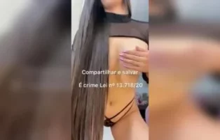 Juliana Bonde mostra os peitos no espelho do quarto